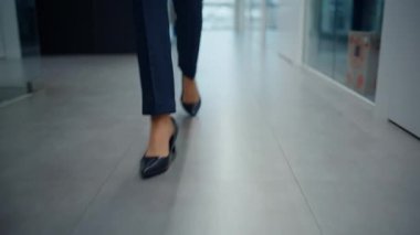 İş kadını bacakları yüksek topuklularla ofiste yürür. Vestibüle giden zarif siyah pantolonlu, tanınmayan bir bayan yönetici. Bilinmeyen kadın yönetmenin ayakları şirketin merkez katına basıyor. 