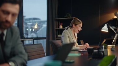 İki meslektaş, gece iş yerinde dizüstü bilgisayar ararken başarılarını paylaşıyor. İş ortakları, ofiste fazla mesai yaparak elde ettikleri başarıya seviniyorlar. Aşırı mutlu kadın erkek başlangıçta duygusal tepki veriyor.