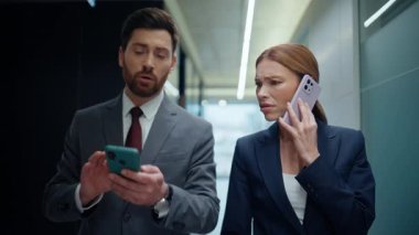 Akıllı telefonları kullanan meşgul bir çift yakın planda buluşmak için acele ediyorlar. Bayan patron görünümlü erkek meslektaşı cep telefonunu aramak duygusal tepki veriyor. Gri Geçit 'te sorunları çözen iki yönetici