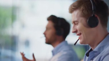 Grup tele-pazarlama yöneticileri kulaklıkla konuşuyor. Ofiste ortak çalışma alanı kapanıyor. Arkadaş canlısı ekip operatörleri çağrı merkezindeki müşterilere danışıyor. Teknoloji danışmanlığı sağlayan yardım hattı uzmanları.