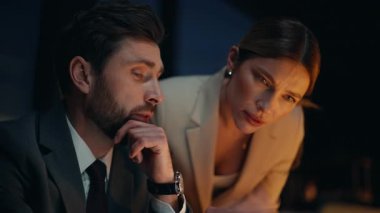 Geç dönem ofis çalışanları birlikte portre çizmeyi tartışıyorlar. Odaklanmış pazarlama yöneticileri akşam iş yerinde konuşuyor. Sekreter, görüşün patrona yardım ettiğini söylüyor. İşe alım stajyeri konsepti 