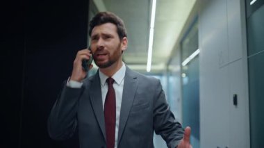 Sinirli iş adamı akıllı telefondan bağırıyor paranın kaybolmasından endişe ediyor. Sinirli patron cep telefonundan şikâyet ediyor. İş sorununu yalnız konuşuyorlar. Çılgın adam duygusal olarak geziniyor.