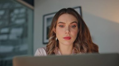 Mutsuz CEO çözme sorunu gece çalışıyor. Portre yorgun yöneticisi akşam mali raporda hata analiz. Başarısız mesleki inceleme belgeleri son teslim tarihinden önce görevlerle boğuşuyor