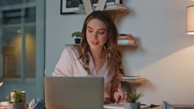 Ofisteki profesyonel e-posta bildiriminiz kutlu olsun. Kapalı çekim gülümseyen yönetici, gece ofisinde çalışırken dizüstü bilgisayarından mesaj alıyor. Heyecanlı bir yöneticinin iyi haberler almasına şaşırdım. Şirket başarısı