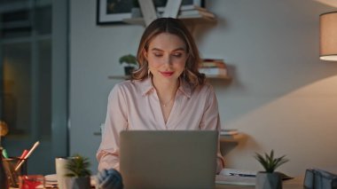 Samimi iş yerinde çalışan gülümseyen patron. Geceleri dizüstü bilgisayara benzeyen sandalyede dinlenen güzel bir kadın. Buro 'da bitirme projesinin keyfini çıkaran mutlu iş kadını. Ofisteki pazar uzmanı.