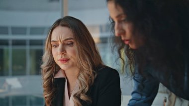 Akşamları iki meslektaşım verileri inceliyor. Yakın çekim odaklı yöneticiler, ofis masasındaki satış raporlarını incelerken sorun çözüyorlar. Kadın asistan açıklama hatası gösteriyor. Finans ekibi geç saatlere kadar çalışıyor..