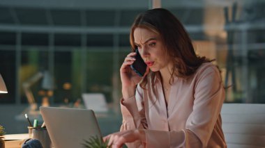 Akşam ofisindeki iş kadını çözme sorununu arıyorum. Müşteriyle masa başında sohbet eden güzel bir çalışan bilgisayarı. Finans ajansında başarılı bir profesyonel müzakere kağıtları 