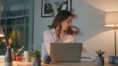 Yoğunlaştırılmış profesyonel çalışma akşam ofisi. Finansal raporları kontrol eden yorgun bir kadın. Büro Buro 'da dizüstü bilgisayarla çalışan bir şirket çalışanı. Yorgun avukat belgeleri okuyor.