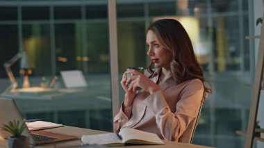 Girişimci akşam ofisini kahveyle rahatlatıyor. Düşünceli bir profesyonel dinlenme elinde kupayla bunu yansıtıyor. Barışçıl başarılı yönetici gece işyerinde rüya görüyor. Düşüncelere dalmış bir kadın.