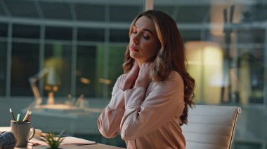 Ofiste boynu bükük bir şirket çalışanı. Yorgun kadın vücut masajını bitiriyor. Yorgunluktan bitap düşmüş bir profesyonel masa başında yorgunluk çekiyor. Gece işyerinde sakin bir yetişkin istirahati.