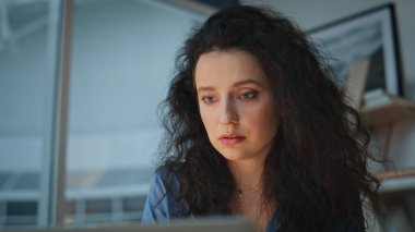 Portre, modern ofiste dizüstü bilgisayarda çalışarak profesyonel tarayıcıya odaklandı. Finansal görevler üzerine yoğunlaşan makale yazan odaklı gazeteci yazar. Güzel esmer gece proje oluşturur