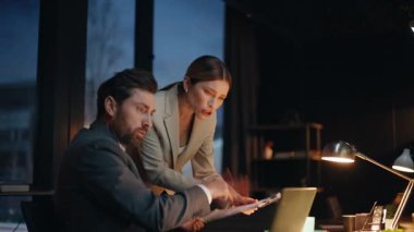 Gece çalışanları ofis dizüstü bilgisayarının sanal toplantısını tartışıyorlar. Gergin meslektaşlar video görüşmesi için tartışıyor. Proje sonuçlarından memnun değiller. Sinirli iş ortakları kötü işten yakınıyor.