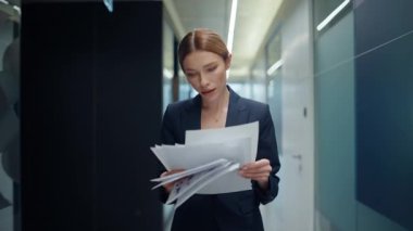 Modern Gri Salon 'da evrak işleriyle uğraşan resmi CEO. Çağdaş işyeri koridorunda para kazanan bir ofis çalışanı. Başarılı yönetici proje sonuçlarına seviniyor