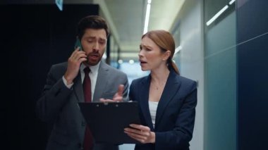 Deli işadamı cep telefonuyla kağıtları göstererek ofis salonundaki sekreter hanımefendinin elini tutuyor. Sinir bozucu iş sahibi, ihbar hatasından şikayet ediyor. Telefondaki hatayla bir kadınla çıkıyor.