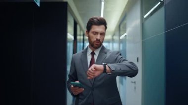 Resmi takım elbise direktörü akıllı telefondan mesaj yolluyor. Gri girişi kontrol ediyor. Gülümseyen sakallı müdür cep telefonuna mesaj atıyor. Ajans koridorunda cep telefonu mesajları yazan zengin işadamı