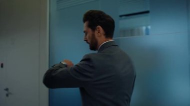 Arka plan yöneticisi şirket binasına giriş saatini kontrol ediyor. Sakallı patron Grey Modern Koridoru 'nda buluşmak için acele ediyor. Başarılı bir iş adamı boş cam geçidine basıyor