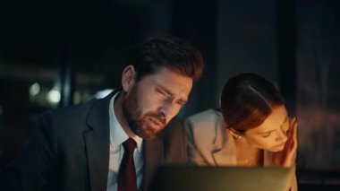 Gece müdürleri ofis dizüstü bilgisayarındaki portrede işe yaramadı. Gergin meslektaşlar, tatmin olmayan proje yüzünden endişeli bir kapanış yaşıyor. Sinirli ortaklar kötü işten şikayet ediyor.