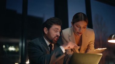 Endişeli iş arkadaşları video görüşmeleri hakkında konuşuyorlar. Akşam ofis kapanışında problemleri tartışıyorlar. Hüsrana uğramış erkek kadın iş yerindeki internet konferansında işten şikayet ediyor. Takım çalışmasının stresli anı