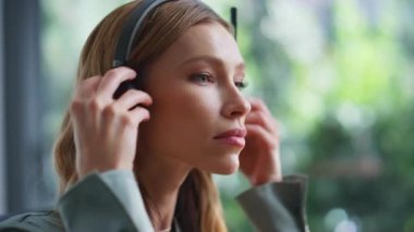 Kadın operatör, modern ofiste teknik yazılım desteği sağlayan kulaklıkla konuşuyor. Kulaklık takan bir portre uzmanı çağrıya cevap veriyor. Kadın pazarlama danışmanı çalışıyor..