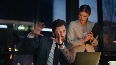 Güler yüzlü takım arkadaşları iş yerinde dizüstü bilgisayar görüntüsü arıyor. Ajans ofisindeki çevrimiçi konferansta el kol hareketleriyle stratejiyi açıklayan mutlu iş adamı. Kadın sekreter klasörü tutuyor