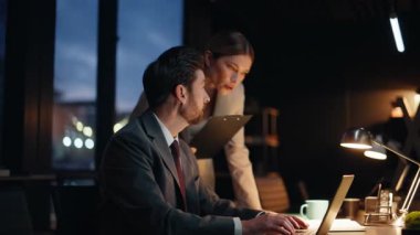 Ofiste çalışmakla meşgul bir yöneticiyim. Kadın asistan konuşuyor, patron konuşuyor. Gece yarısı Buro 'da rapor kontrol ediliyor. Laptop bilgisayarında verileri gözden geçiren iş projesini tartışan iki meslektaşım