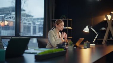 Akşam müdürü başarısız iş projesine tepki veriyor. Açık uzay ofisindeki iş arkadaşı gibi görünüyor. Gergin meslektaşlar para kaybediyor. Duygusal kızgın iş adamı panoramik kabinede hayal kırıklığına uğramış hissediyor