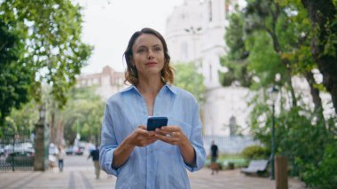 Summer City 'de güzel bir bayan mesaja cevap veriyor. Orta yaşlı, odaklanmış, elinde cep telefonuyla sohbet eden bir kadın. Greeny Park 'ta cep telefonu kullanan ciddi bir kadın.
