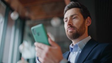 Ceo 'nun ofis koridorunda cep telefonundan gelir bildirimi alırken mutlu olmasını dilerim. Gülümseyen işadamı koridorda akıllı telefon mesajı okuyor. Cep telefonunda başarılı bir yönetici bankacılık uygulaması taraması.