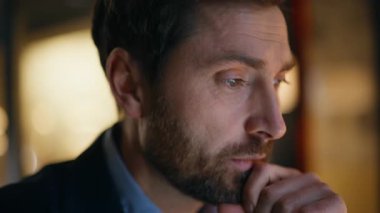 Çevrimiçi proje yaratmak için fazla mesai yapan düşünceli bir çalışan. Sakallı iş adamı, gece işyerinde dizüstü bilgisayar kullanıyor. Profesyonel serbest yazar, akşam geç saatlerde bilgisayarda e-posta yazıyor..