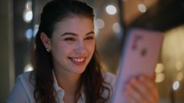 Cep telefonu arayan bir şirket çalışanı akşam iş yerinde sosyal medya içeriğinin keyfini çıkarıyor. Gece dairesinde cep telefonu tutan bir kadın. Karanlık evde akıllı telefondan mesaj okuyan gülümseyen bayan..