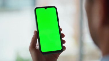 Müdür parmak dinleme akıllı telefon çevrimiçi iş yerinde yakın çekim yapıyor. Bilinmeyen işadamı yeşil ekran cep telefonundan mesaj arıyor. Chroma Keyphone 'da internette serbest sörf yapan.
