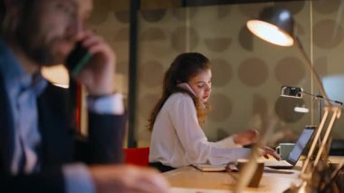 Şirket uzmanları akşam ofislerinde cep telefonlarını arıyor. Sakallı adama gülümseyen, cep telefonlarıyla konuşan arkadaş canlısı bir kadın. Akıllı telefonlardan danışmanlık yapan iki işletme yöneticisi.