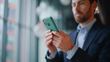 Kendine güveni tam bir avukat modern ofis binasında akıllı telefona bakıyor. Ciddi bir işadamı lüks lobide cep telefonu mesajı okuyor. Sakallı yönetmen iş merkezinde cep telefonu ekranına bakıyor.