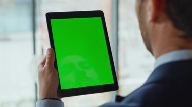 Ofis çalışanı, şirket işyerindeki kapanış tabletinde manken kaydırıyor. İş yerindeki yeşil ekranlı bilgisayarda bilinmeyen işadamlarının e-postaları taranıyor. İşte krom anahtar aygıt kullanan zarif bir girişimci.