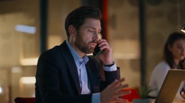 Servis çalışanları akşam ofislerinde akıllı telefonlardan bahsediyorlar. Sakallı danışman, cep telefonlarını arıyor iş yerinde iş arkadaşlarıyla oturuyor. Geceleri cep telefonuyla danışmanlık yapan iki yönetici.