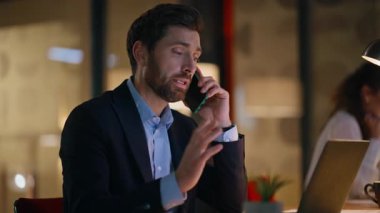 İş danışmanları akşam iş yerinde cep telefonlarından bahsediyorlar. Sakallı işadamı, kadın meslektaşına gülümseyen cep telefonunu arıyor. İki iş arkadaşı gece işyerinde akıllı telefondan danışmanlık yapıyor..