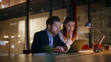 Ofis galipleri, karanlık iş yerinde beş sevindirici başlangıç başarısı sunuyor. İş dünyasının başarısından çok memnun olan mutlu meslektaşlar geceleri dizüstü bilgisayar ararlar. Heyecanlı iş adamları başarılı bir işin tadını çıkarıyor