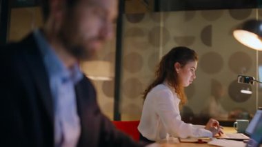 Ofis arkadaşları karanlık iş yerinde fazla mesai yapan dizüstü bilgisayarlar yazıyorlar. İki meslektaş online proje üzerinde çalışıyor. Ciddi iş ortakları iş konusunda birlikte çalışırlar..