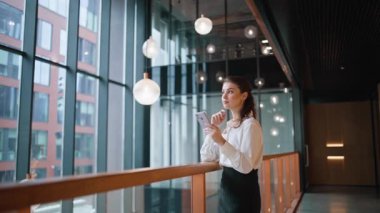 Ofis lobisinde duran başarılı bir CEO cep telefonuna zum yapıyor. Şık bir iş kadını iş merkezinin koridorunda akıllı telefon mesajı okuyor. Koridorda kendine güvenen bir kadın var..