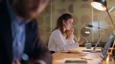 Dizüstü bilgisayarlara bakan meslektaşlarım yakın çekim için heyecanlanıyorlar. İki yönetici, gece ofisinde iş başarısını kutluyor. İş yerindeki harika haberlere aşırı sevinçli iş arkadaşları tepki veriyor.