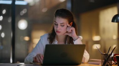 Heyecanlı bir iş kadını internetten seviniyor. Oturduğu gece merkezini kapatıyor. Mutlu iş kadını iş yerinde duygusal olarak zafere tepki veriyor. Şaşırtıcı yönetici başarılı projeyi tamamladı