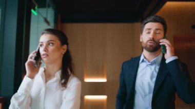 Ofisteki iş arkadaşları cep telefonlarıyla yürüyen şirket koridorunu kapatmaktan bahsediyorlar. Kendine güvenen iş adamları iş telefonlarını ayrı konuşuyorlar. Dost canlısı kadın sakallı iş adamıyla meseleyi tartışıyor..