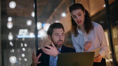 Karanlık modern ofis kapanışında projeyi tartışan video çağrıları yapan ortaklar. Profesyonel iş kadını çevrimiçi toplantıda konuşuyor. Şirket arkadaşlarının bilgisayarla sanal iş konferansı var.