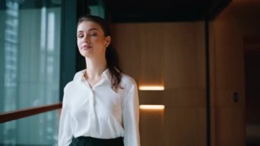 Kafası karışmış yönetici cep telefonlu ofis koridorunu okuyor. Stresli iş kadını akıllı telefondan kredi bildirimi alıyor. Sinirli kadın çalışan endişeli cep telefonu mesajı koridora çıkıyor..