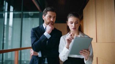 Hayal kırıklığına uğramış meslektaşlar tablet yürüyüş merkezi koridorunu kapatıyorlar. Duygusal ortaklar, bilgisayara bakmakta başarısız oldular. Çaresiz takım iş krizinden memnun değil. Stres altında.