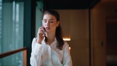 Zarif bir bayan cep telefonuyla iş yerini arıyor. Kendine güvenen bir iş kadını cep telefonuyla konuşuyor. Akıllı telefondan iş meselesini tartışan ciddi meşgul kadın..