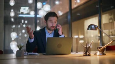 Şirketin iş yerinde cep telefonuyla konuşan profesyonel bir danışman. Sakallı iş adamı akıllı telefonu arıyor kadın meslektaşıyla fazla mesai yapıyor. Telefon görünümlü dizüstü bilgisayarla yönetici danışmanlığı