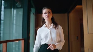 Şatafatlı bir bayan duygusal olarak yürüyen koridoru kapatırken akıllı telefonun tepkisini izliyor. Gülümseyen iş kadını cep telefonuna bakıyor ve başarıyı kutluyor. Mutlu kadın ofis koridorlarına girdiği için çok mutlu..