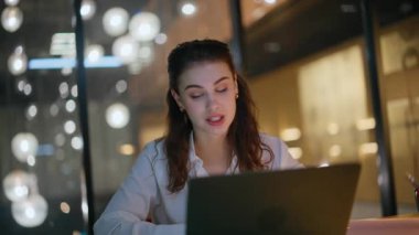 İş danışmanı, video konferansında laptoptaki web kamerasına belgeleri gösteriyor. Başarılı iş kadını çevrimiçi arıyor. Bayan müdür sanal akşam toplantısında sözleşmeyi tartıştı.