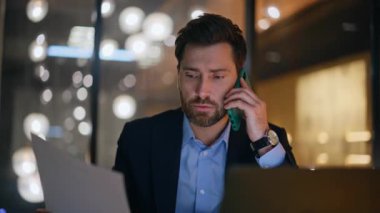 Kendine güvenen patron, gece iş yerinde cep telefonu incelemesi hakkında konuşuyor. Ciddi sakallı iş adamı anlaşma detaylarını telefonda tartışıyor. Cep telefonu okuyarak konuşan zeki bir çalışan..